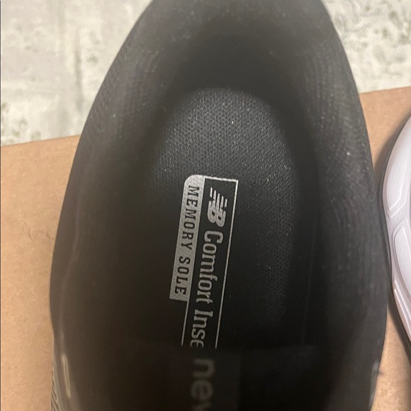 New Balance Black and White Men's Athletic Running Shoe - Picture 5 of 13